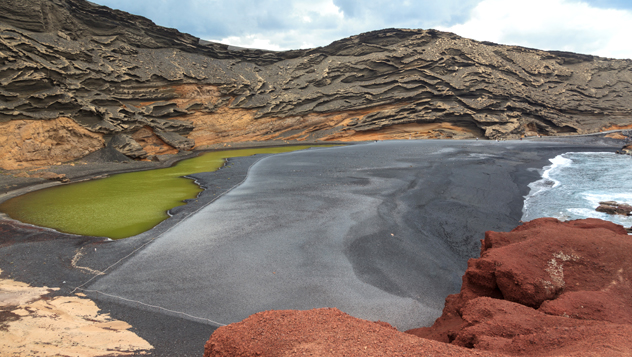 Limestone formations near El Golfo beach in Lanzarote © Fernando Tatay / Shutterstock